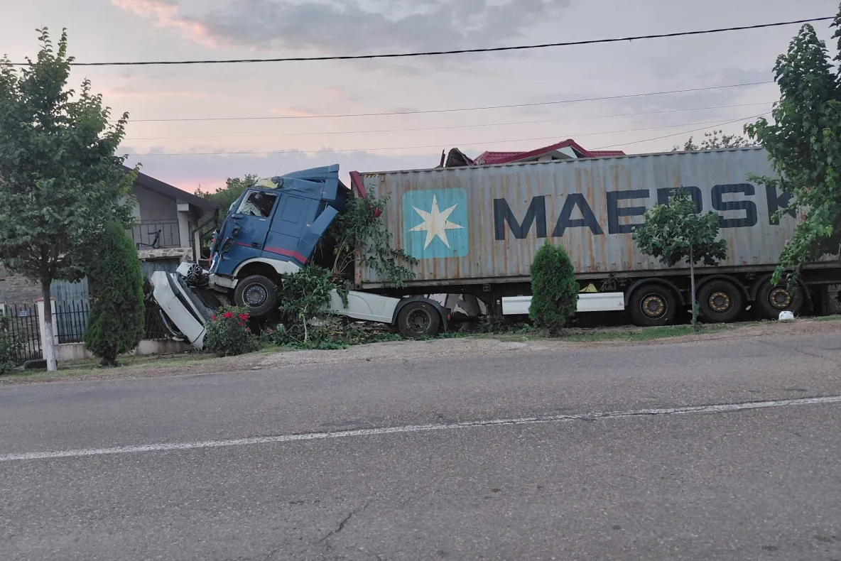 Dezastru provocat de un TIR în Vaslui: a băgat o mașină sub remorcă și s-a oprit în gardul unei gospodării. Șoferul adormise la volan