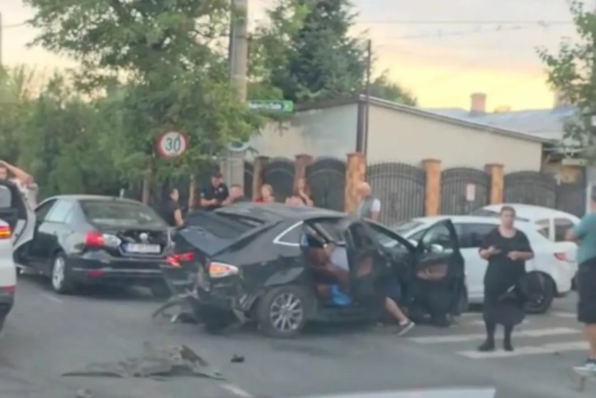 Tânărul de 17 care a condus fără permis şi sub influenţa alcoolului, reţinut după accidentul cu trei răniţi din București. A ieşit pozitiv şi la cocaină asa