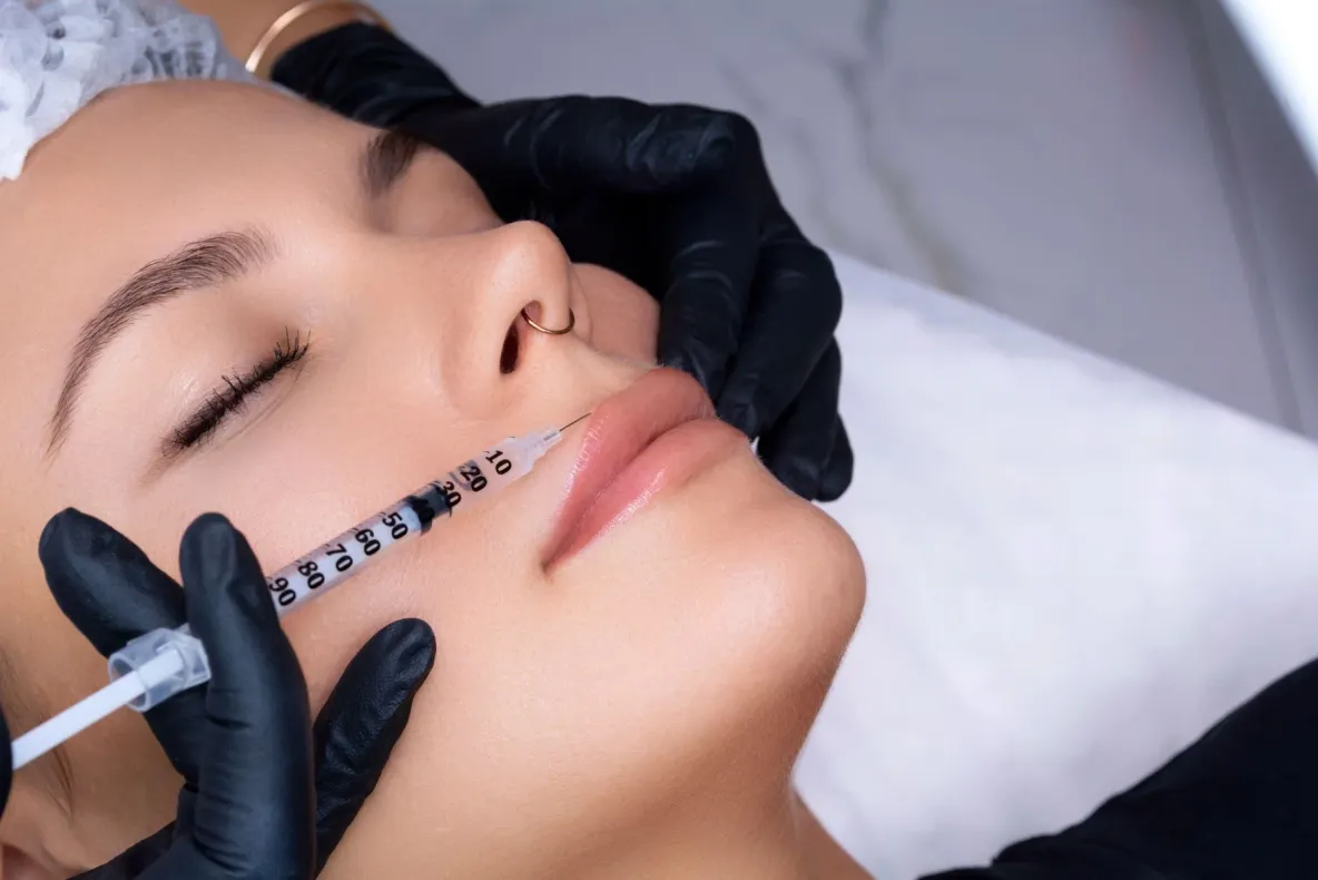 Femeie din Oradea, reținută după ce ar fi injectat acid hialuronic fără calificare