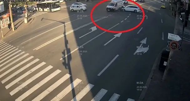 Ambulanță în misiune, lovită în plin, la Iași. Transporta un copil de 3 ani la spital - VIDEO
