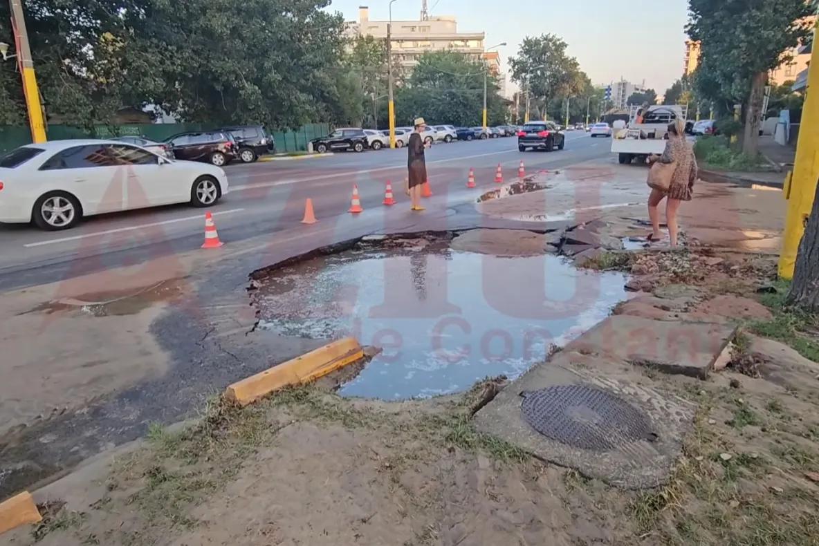 Crater pe o stradă din Mamaia după o avarie la rețeaua de apă VIDEO