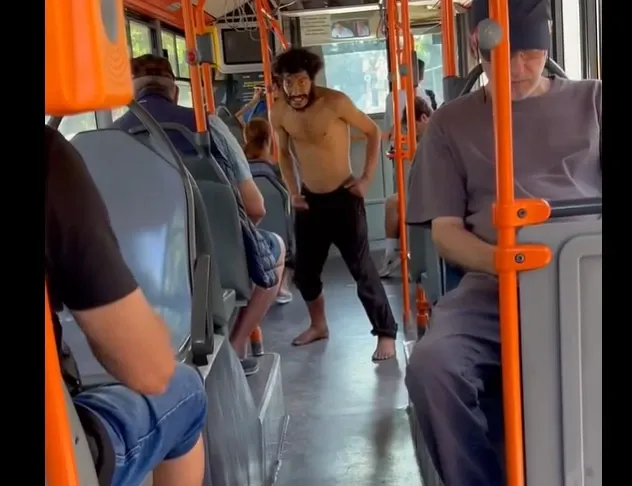 Scene incredibile într-un autobuz STB. Un aurolac agresiv i-a pus pe călători în alertă, dar nimeni nu a intervenit