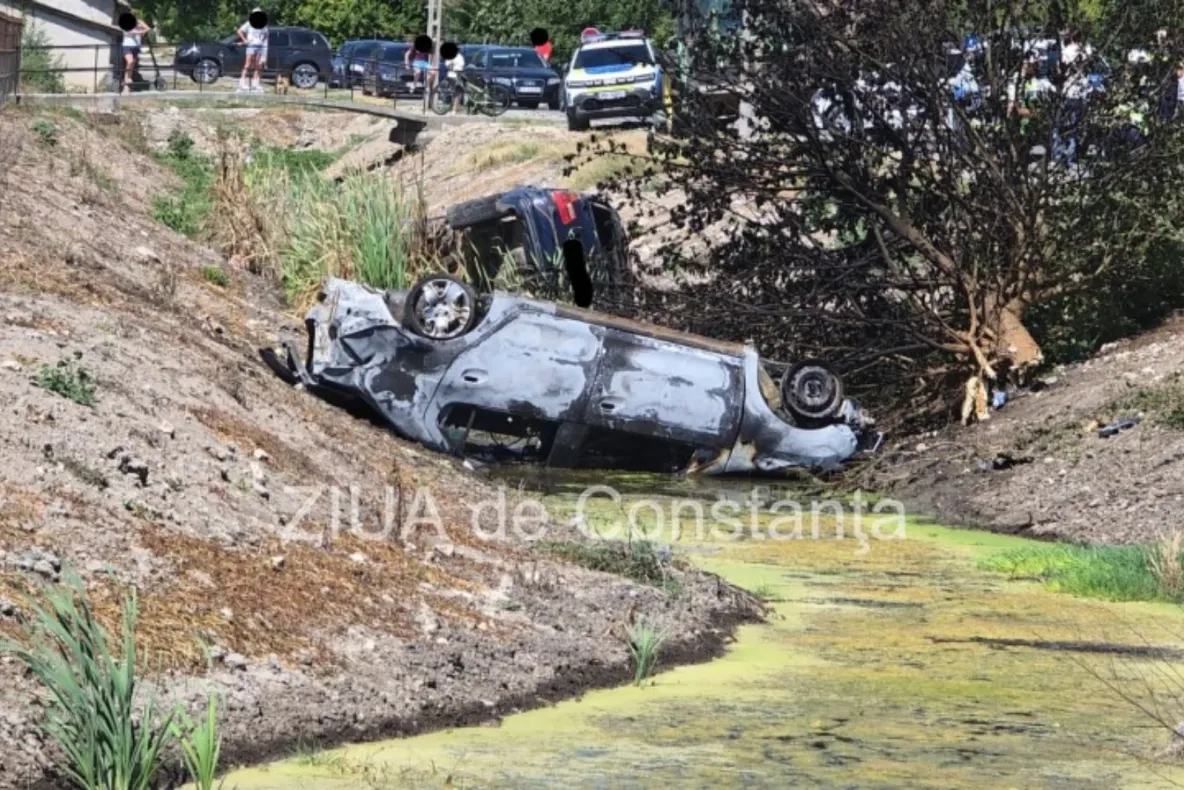 Urmărire cu final dramatic în Constanța. Doi polițiști grav răniți, după ce autospeciala s-a răsturnat și a luat foc-VIDEO