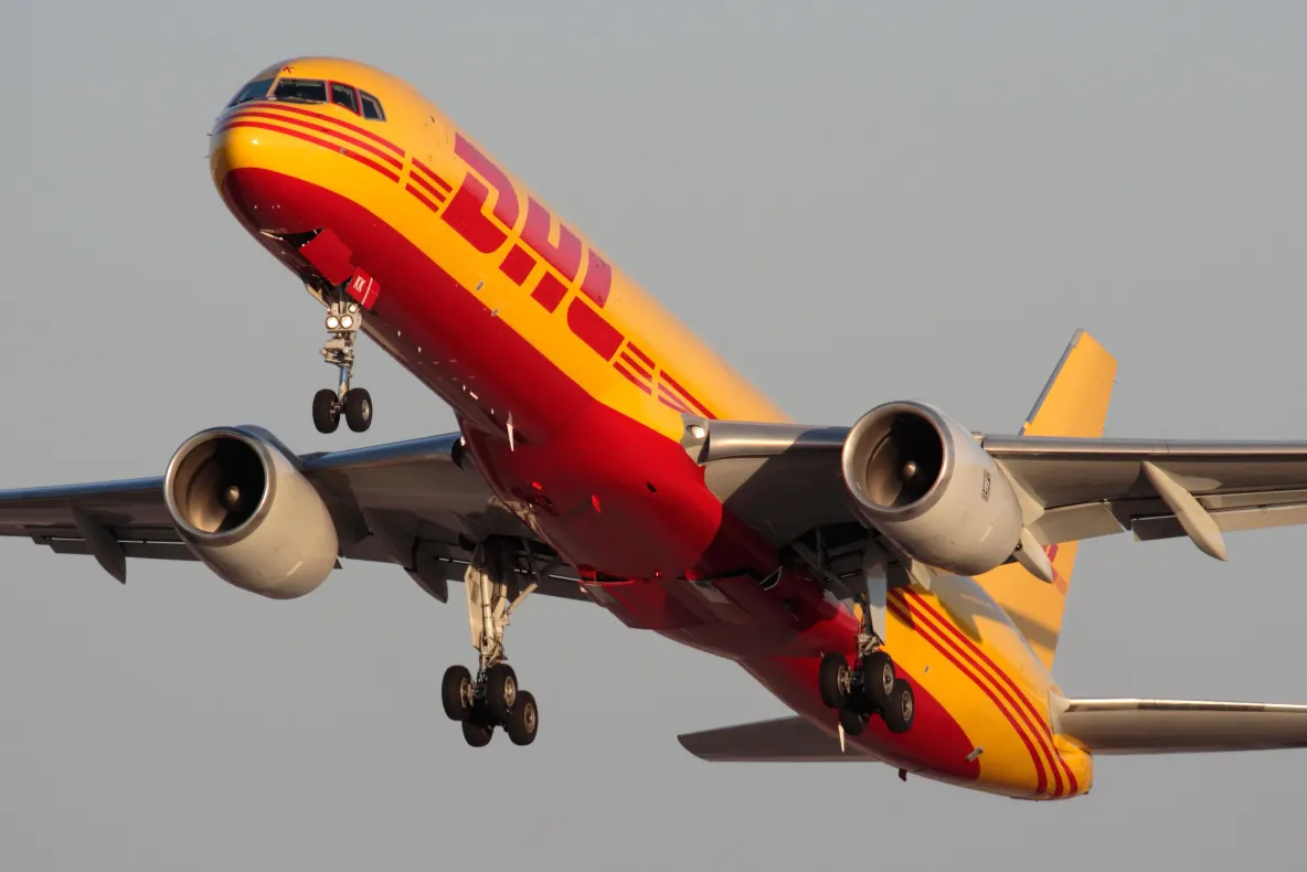 Anchetă de securitate în Germania după ce un avion DHL s-a lovit de un obiect necunoscut: ce suspiciuni există
