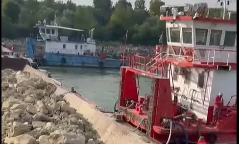 Operațiunea de pe Dunăre a început: primele barje, scufundate. Miruță a venit cu elicopterul