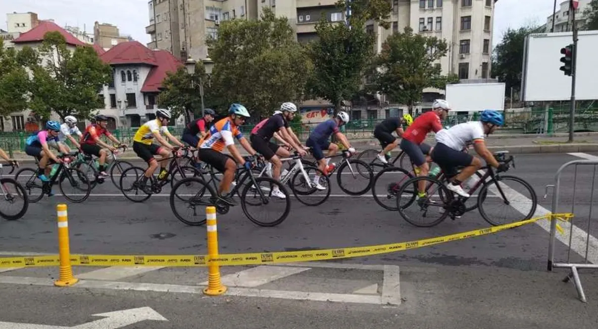 Doi bicicliști, loviți de o mașină la intersecția Buzești-Sevastopol, în timp ce participau la o competiție de profil