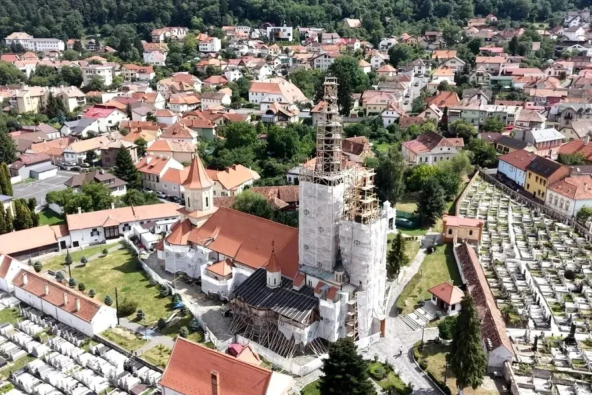 Ce au găsit restauratorii în zidurile unei biserici din Brașov. Sistemele, mai vechi de 300 de ani