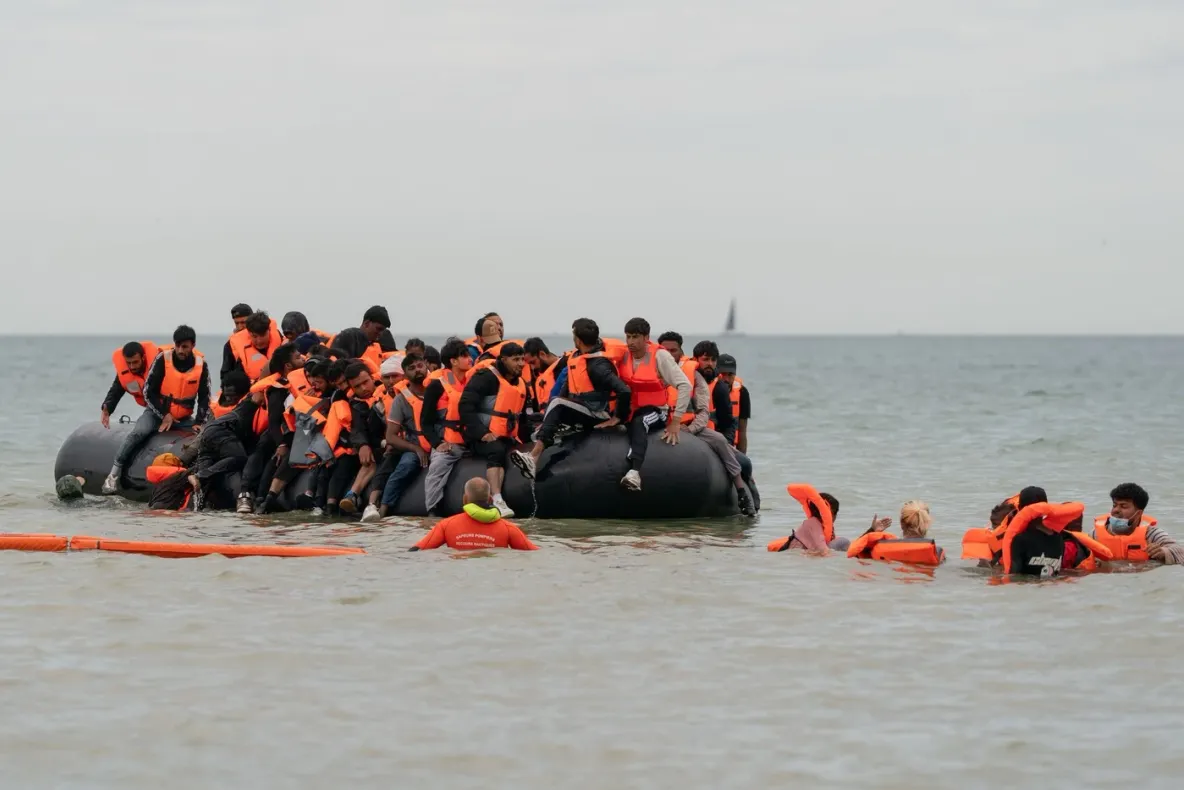 Record pe Canalul Mânecii. 230 de migranți au ajuns în Marea Britanie într-o singură ambarcațiune
