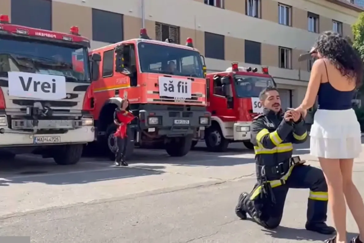 Cerere în căsătorie inedită la ISU Hunedoara. Un pompier și-a cerut iubita în fața autospecialelor de intervenție-VIDEO