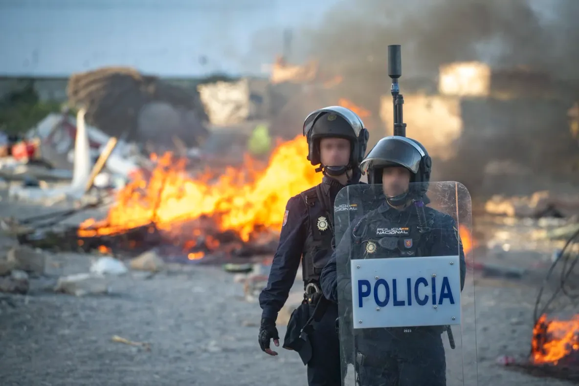 Violențe în Ceuta. Spaniolii au atacat o tabără de migranți, le-au incendiat corturile și s-au ciocnit cu poliția
