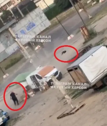 Ucraina acuză Rusia de crimă de război după un atac cu dronă asupra unui civil, în Herson. Momentul a fost filmat VIDEO