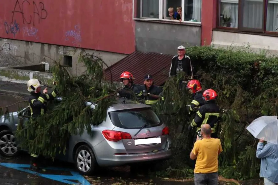 Rupere de nori la Braşov. Străzi inundate şi copaci doborâți de rafalele puternice