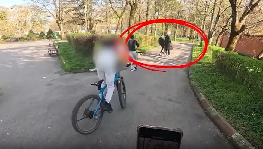 Reghin, terorizat de o gașcă de minori pe biciclete. Atacă oamenii pentru like-uri: imagini șocante