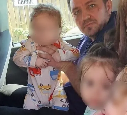Cruzimea unor părinți a zguduit o întreagă comunitate. Trei bebeluși, abandonați singuri într-o casă