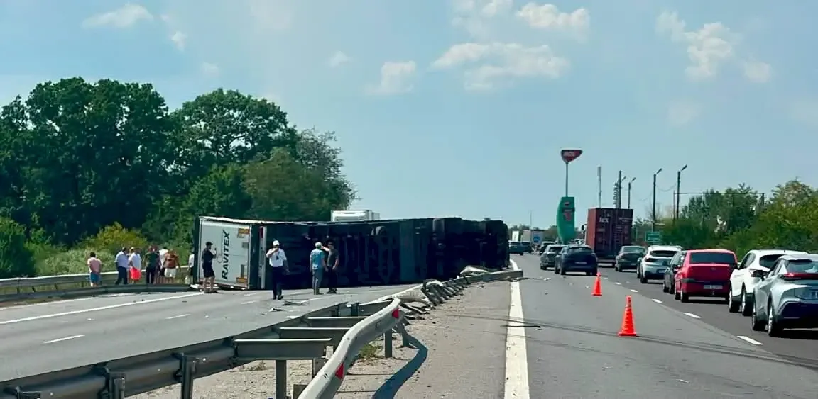 TIR răsturnat pe Autostrada A1, sensul Pitești – București. Traficul este complet blocat