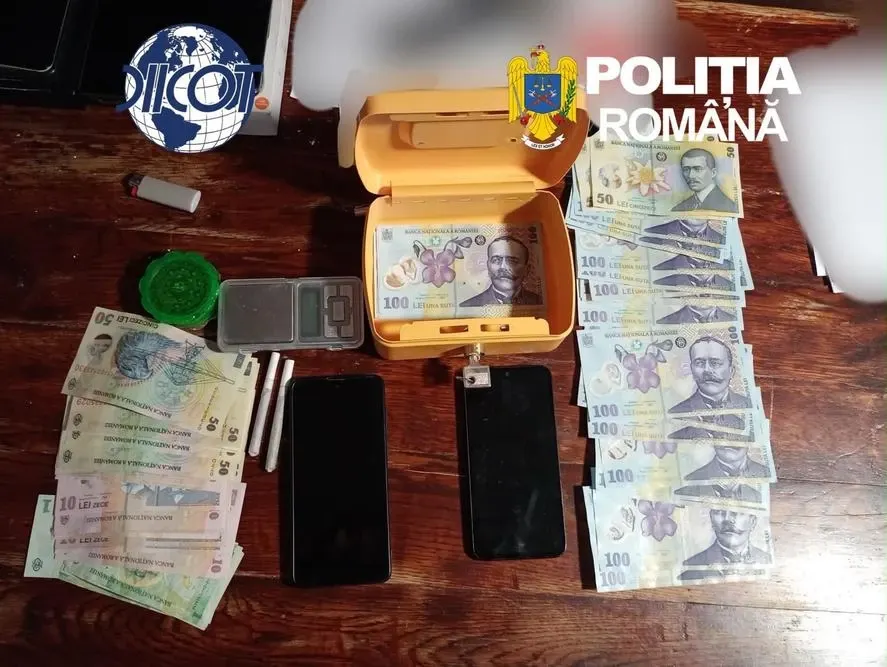 O familie ar fi fost implicată într-o rețea de trafic de droguri. Un copil de 10 ani ar fi fost folosit pentru vânzarea de canabis