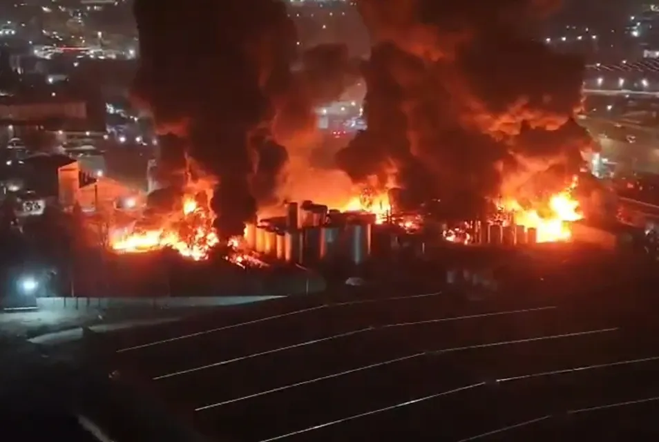 Incendiu uriaș la o uzină chimică din Chile. Explozii puternice și flăcări de peste 15 metri VIDEO