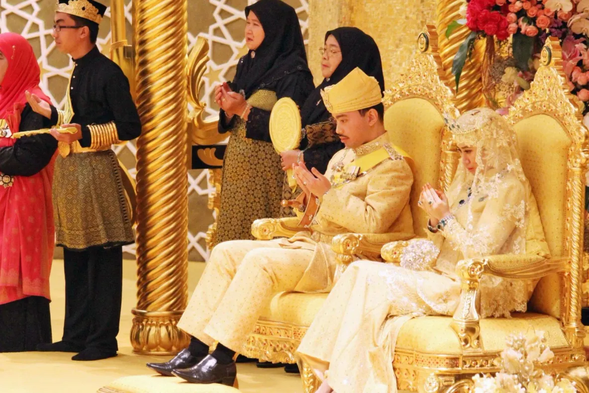 Scandal la palatul regal din Brunei. Nora sultanului a rămas fără toate titlurile după un gest considerat ofensator