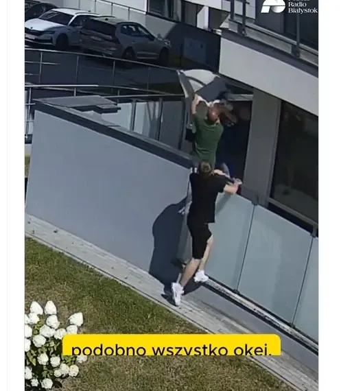 O fetiță de 4 ani a căzut de la etajul 5 și a fost salvată de vecini cu o pătură, în timp ce mama dormea beată