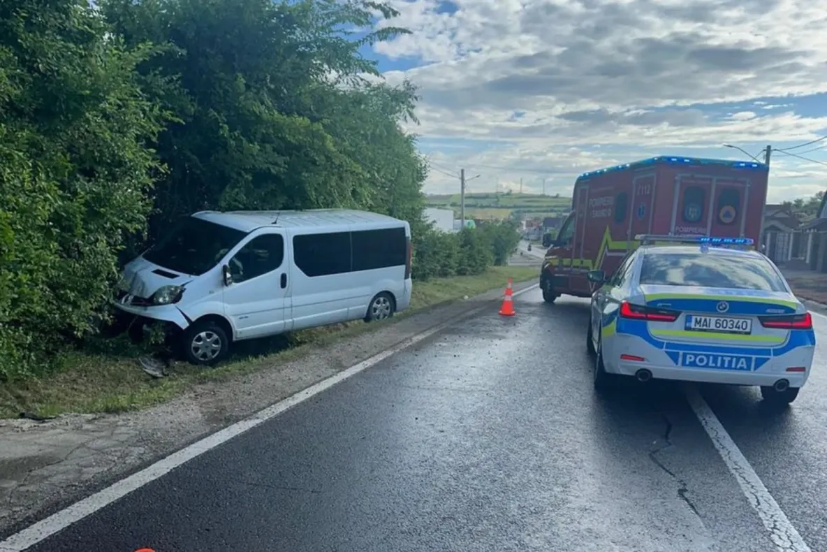Accident în județul Cluj între un microbuz în care se aflau patru persoane și un TIR. Patru răniți