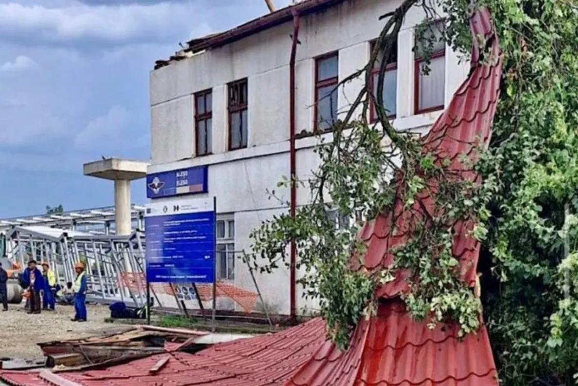 Vreme extremă în Bihor. O parte din acoperişul gării din Aleşd a fost smulsă de vijelie