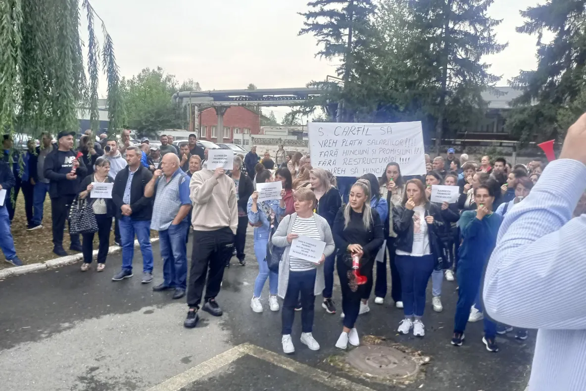 Greva spontană la Carfil Brașov. Angajații cer salariile restante VIDEO 