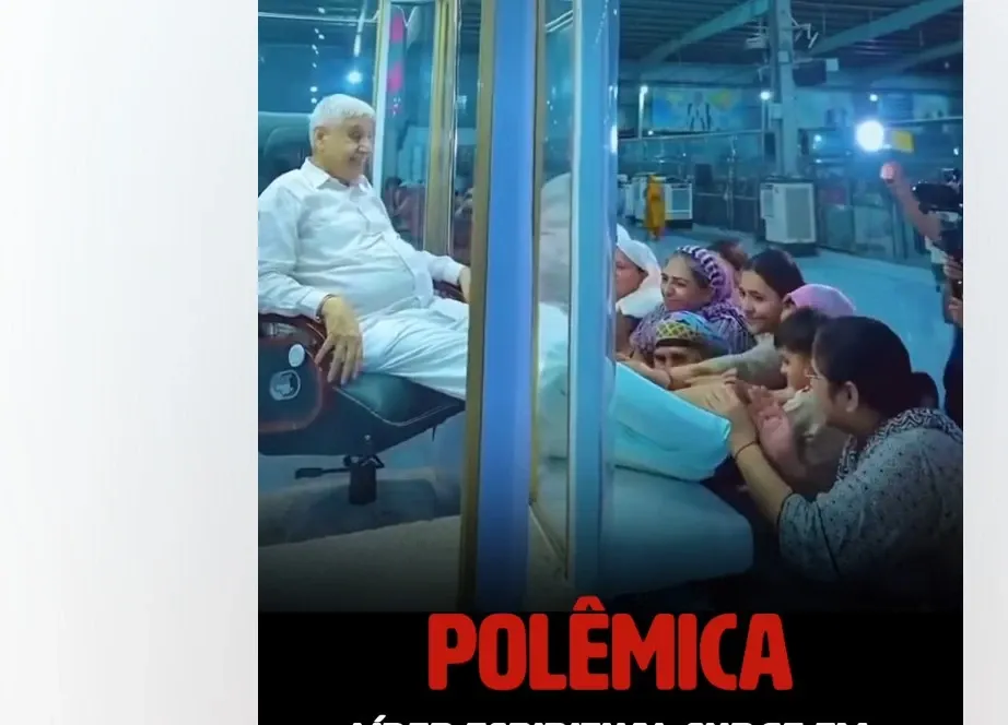 Imagini controversate cu un lider spiritual indian: Protejat într-o cabină de sticlă, își oferă picioarele spre „venerare” VIDEO
