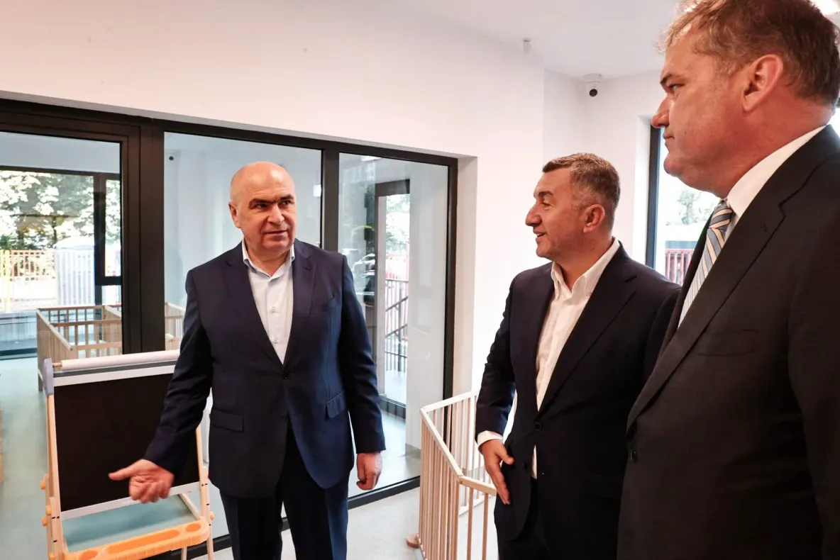 Românii îndură criza, Bolojan își face campanie electorală. A treia creșă pe care o inaugurează în ultimele luni
