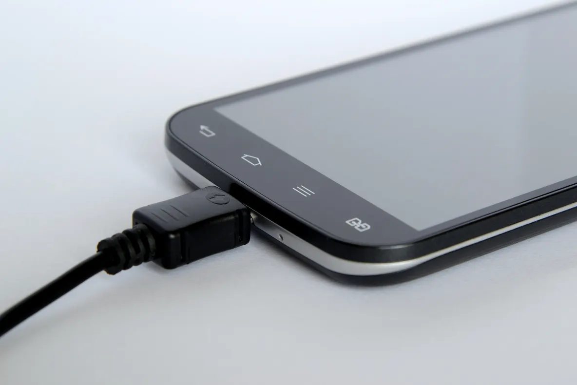 Ce se întâmplă dacă lași încărcătorul telefonului în priză. Cât consumă și când poate deveni periculos