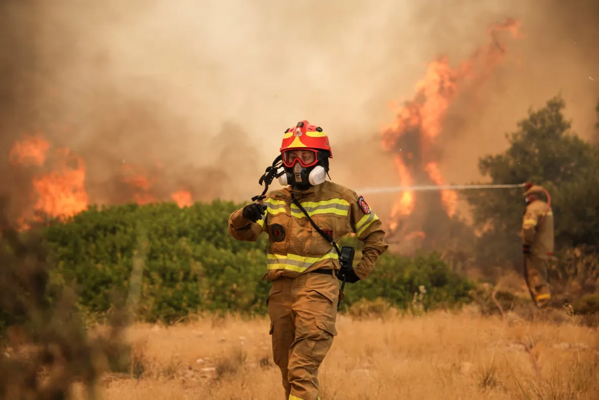 Flăcările amenință în continuare Atena. Grecia mobilizează zeci de aeronave pentru stingerea incendiului