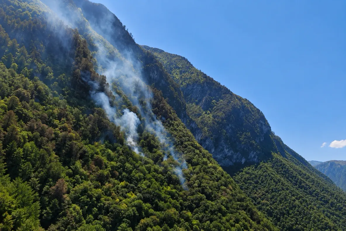 Incendiile de vegetație din Caraș-Severin: peste 300 de hectare afectate. Două elicoptere intervin la Băile Herculane
