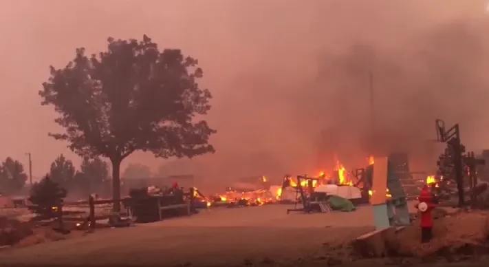 Incendiu uriaș în SUA: flăcările se apropie de zonele locuite