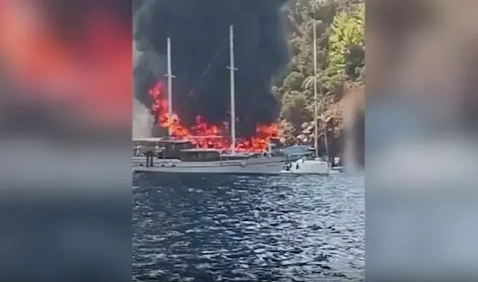 Un vas de agrement cu peste 100 de oameni la bord a luat foc în Turcia