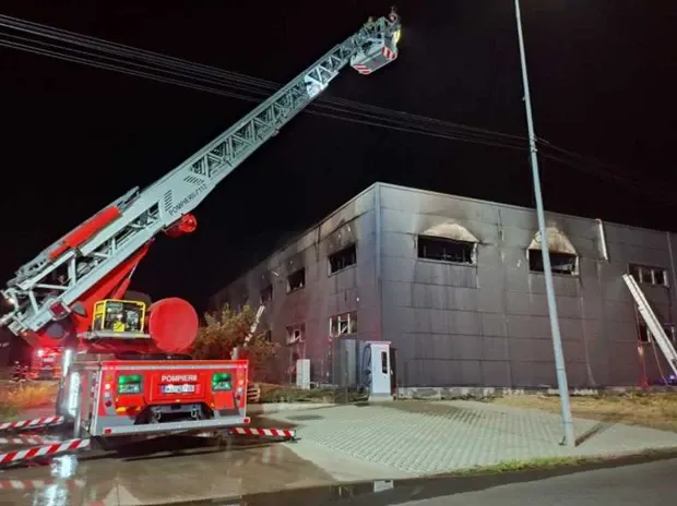 RO-ALERT în Arad, după un incendiu puternic la un service auto. Fumul dens a acoperit întreaga zonă VIDEO