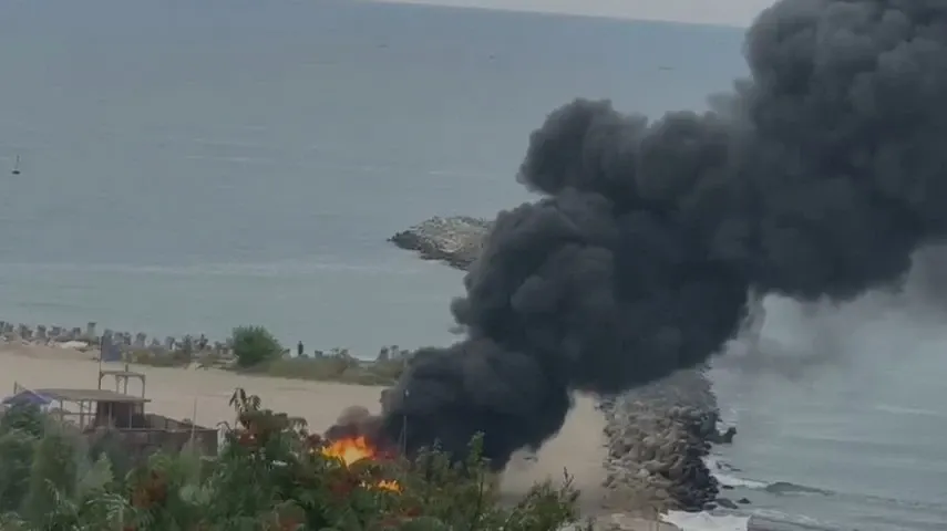 Un beach bar de pe o plajă din Constanța a luat foc. Pompierii intervin de urgență - VIDEO