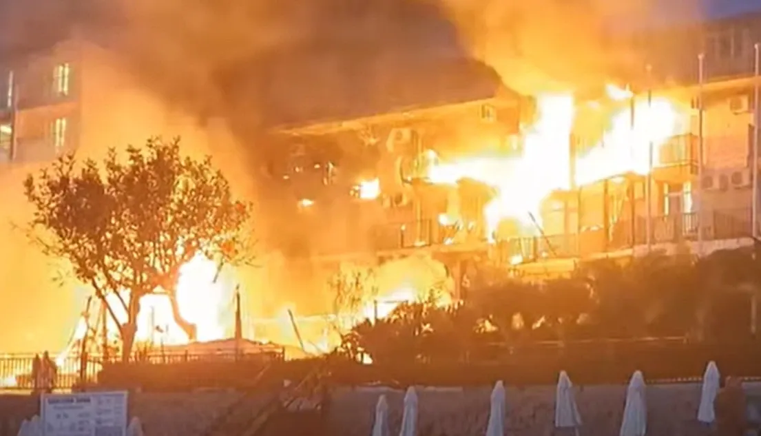 Incendiu devastator la Sozopol, în Bulgaria: un restaurant a fost distrus, iar 25 de turiști au fost evacuați VIDEO