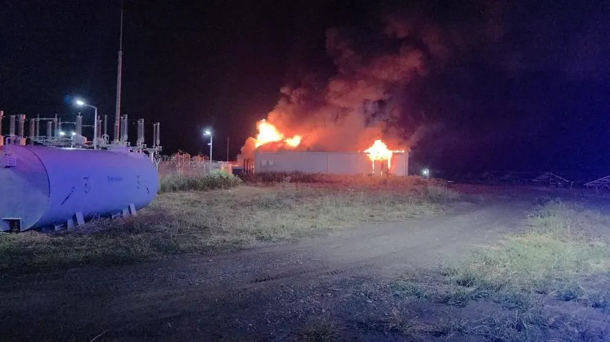 Incendiul de la hala de baterii din Buzău a fost lichidat. Motivul pentru care pompierii au rămas în zonă