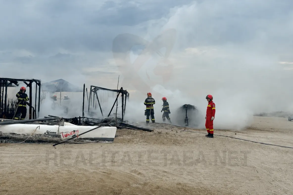 Incendiu la un beach bar de pe o plajă din Constanța. Pompierii intervin de urgență - VIDEO