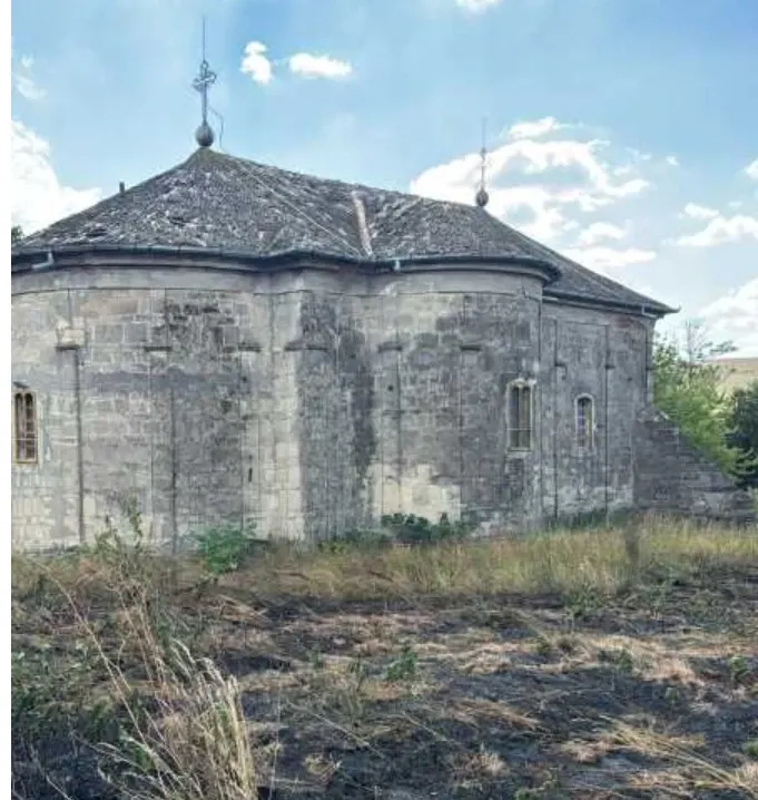 Incendiu lângă o biserică monument istoric din Vaslui. Au ars 1.500 de metri pătrați de vegetație uscată