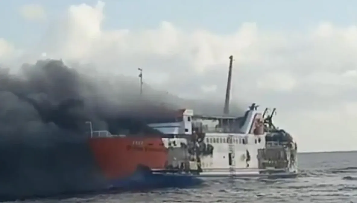 Incendiu pe un feribot cu 131 de persoane la bord, în largul insulei Bali. Operațiune amplă de salvare - VIDEO