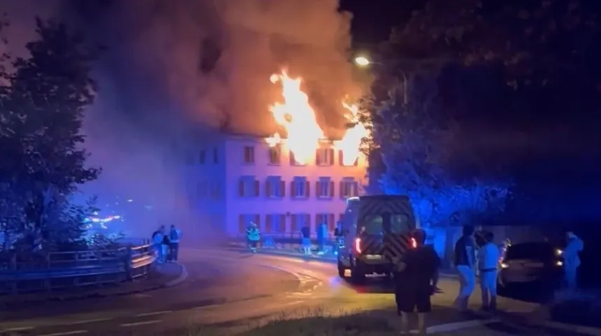 Incendiu devastator într-un restaurant cu locuințe din Elveția. Cinci oameni sunt dispăruți, opt au fost răniți, iar clădirea a ars complet