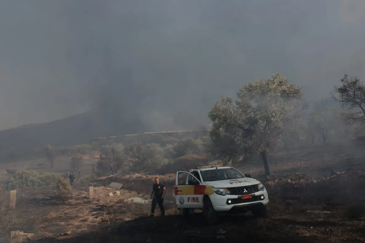 Un nou incendiu masiv de vegetație a izbucnit în apropiere de capitala Greciei. Autoritățile au evacuat un sat-FOTO