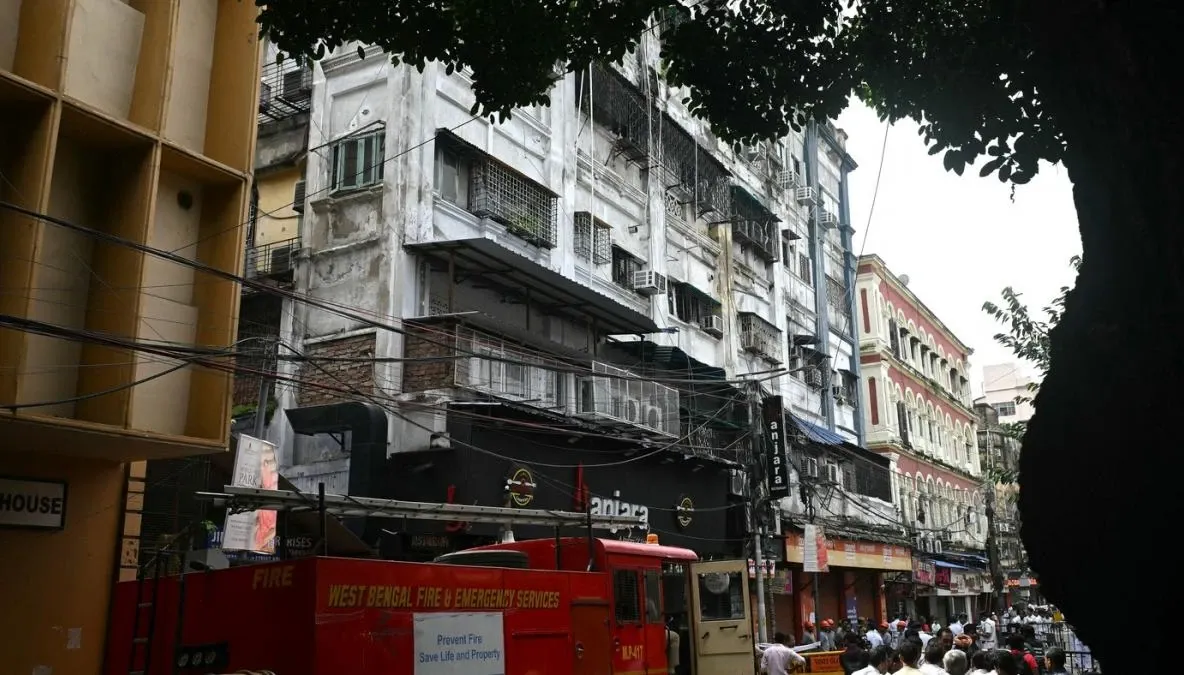 Incendiu devastator la un hotel din India. Cel puțin nouă oameni au murit, printre care și un copil