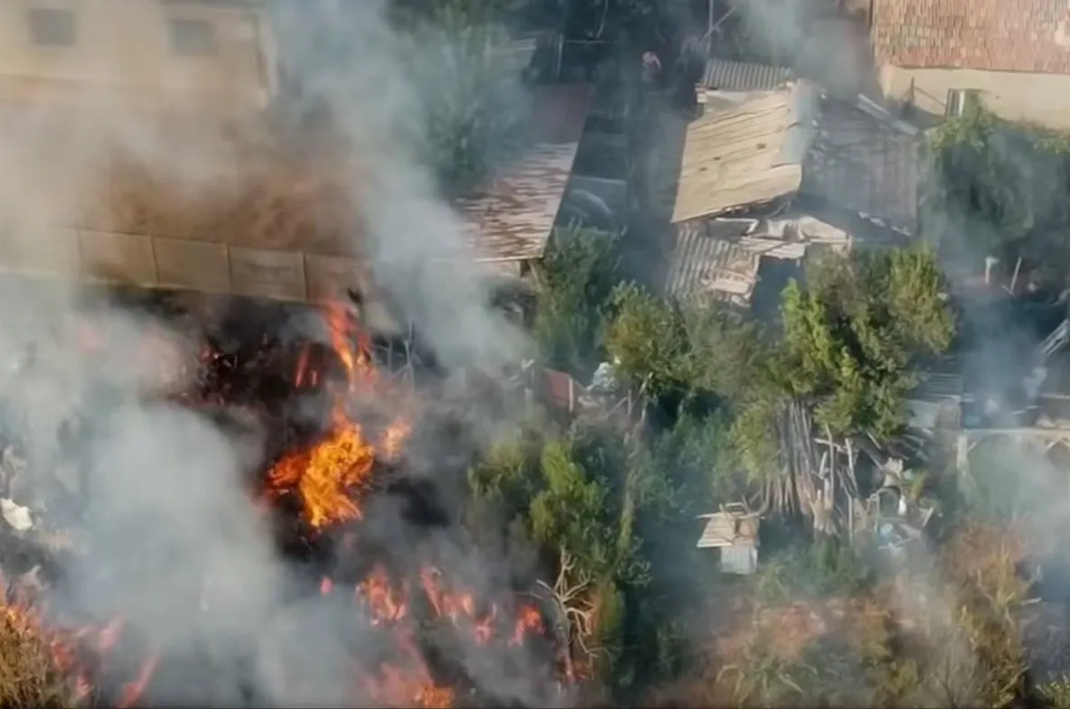 Incendiu de vegetație masiv în Mehedinți. Pompierii avertizează că riscurile sunt uriașe – VIDEO