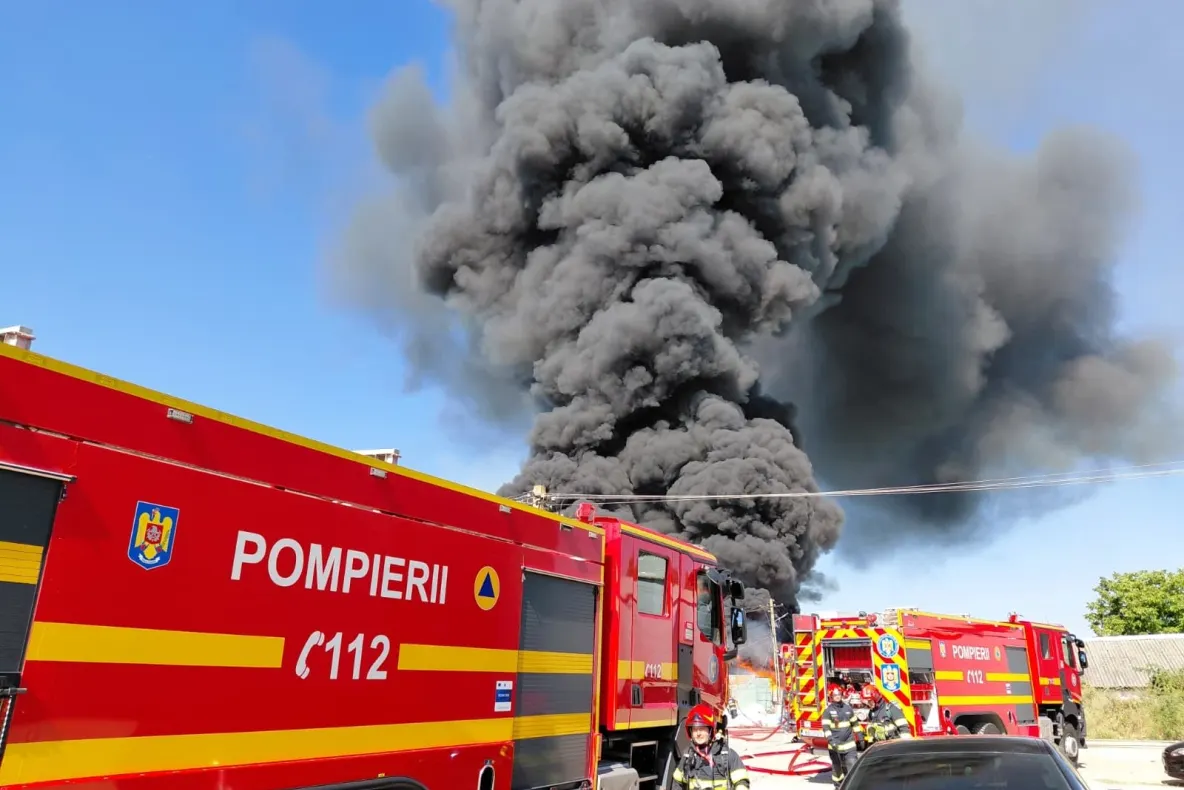Incendiu de proporții la o hală cu deșeuri și mase plastice din județul Prahova. A fost emis un mesaj RO-ALERT-FOTO/VIDEO