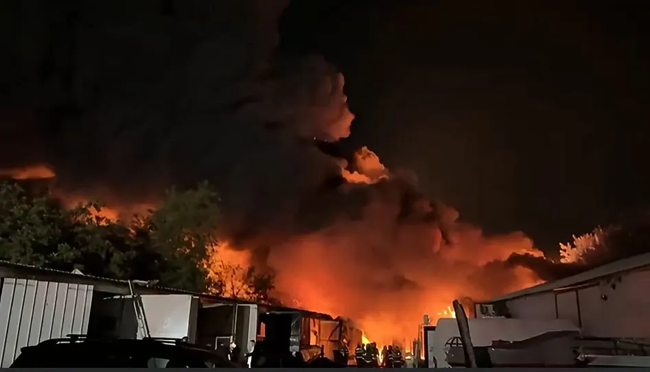 Incendiu devastator în sectorul 1. Din cauza riscului de extindere și a flăcărilor a fost emis mesaj RO Alert - VIDEO