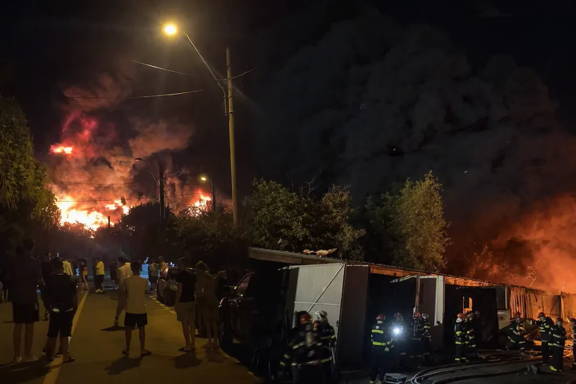 Incendiu devastator în sectorul 1. Din cauza riscului de extindere și a flăcărilor a fost emis mesaj RO Alert - VIDEO