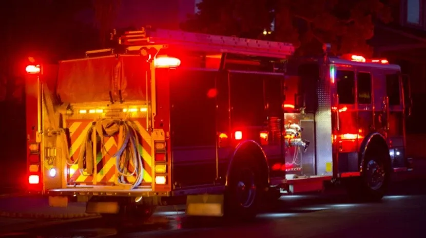 Un bărbat a murit și o femeie a ajuns la spital după un incendiu izbucnit într-un bloc din Alunu. Zece locatari s-au autoevacuat