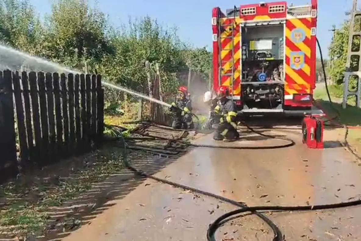 Incendiu de proporții într-o gospodărie din Prahova. Flăcările amenință să se extindă la o a doua locuință