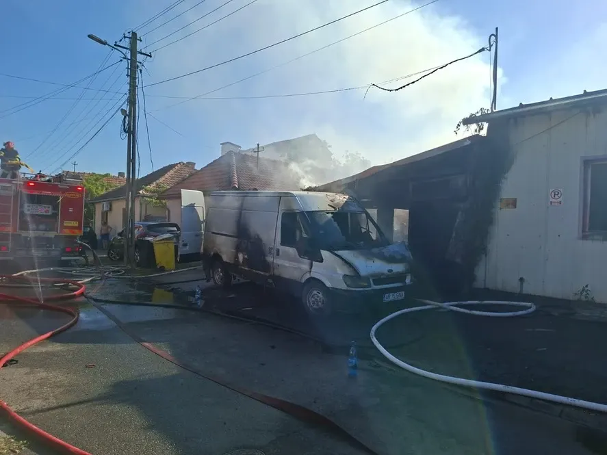  Incendiu violent în Arad: două garaje au fost cuprinse de flăcări. A fost emis mesaj RO Alert